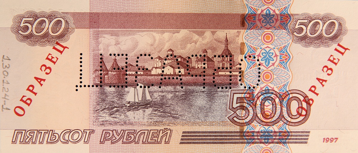 Uma moeda russa de um rublo encontra-se em um fundo de metal escuro tradução  aproximada do texto na moeda quot1 rubloquot